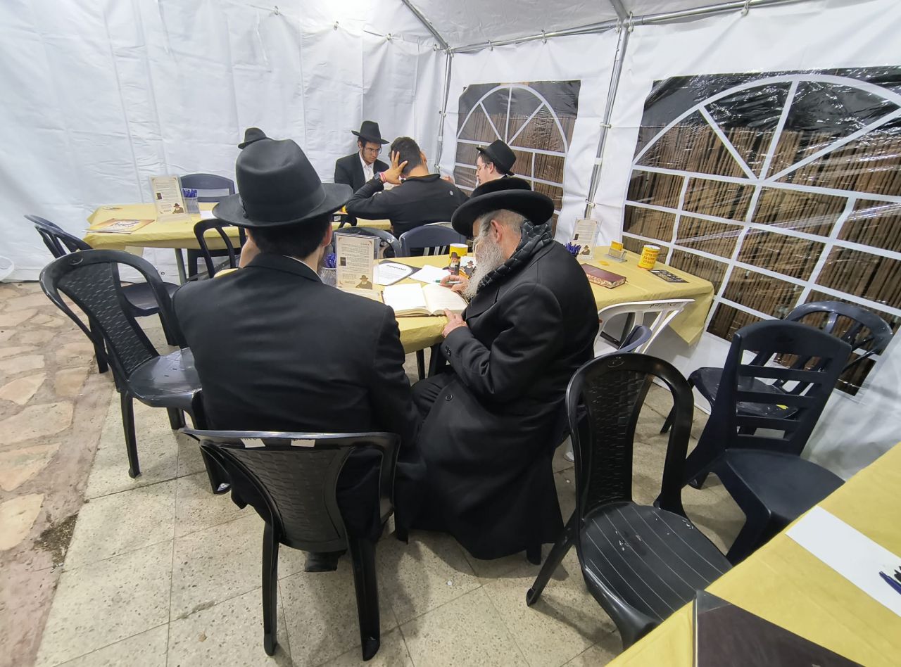 ירושלים: אלפים במרכז אגרות קודש בהדלקה המרכזית